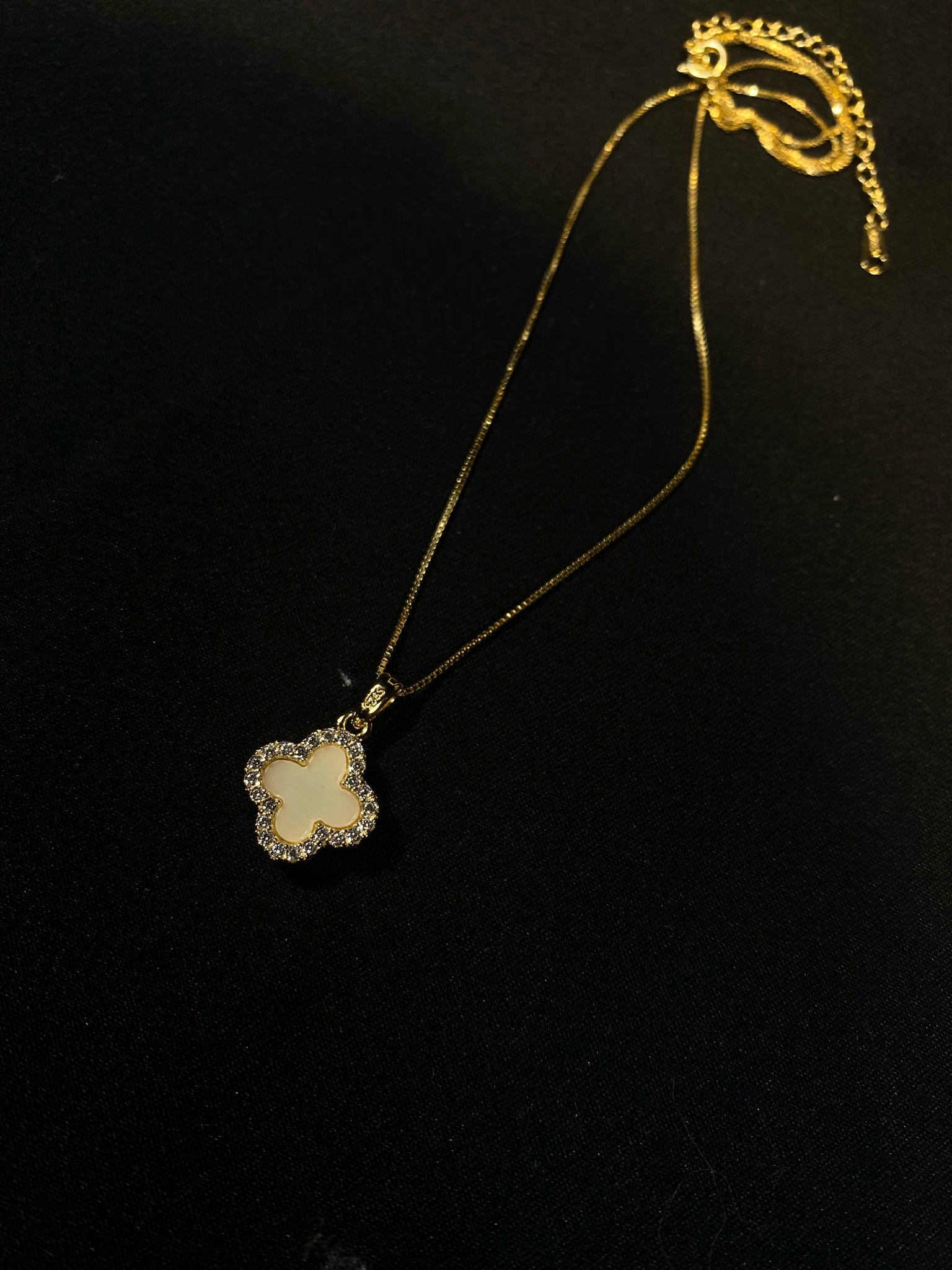 Double-sided Clover Crystal Edge Necklace