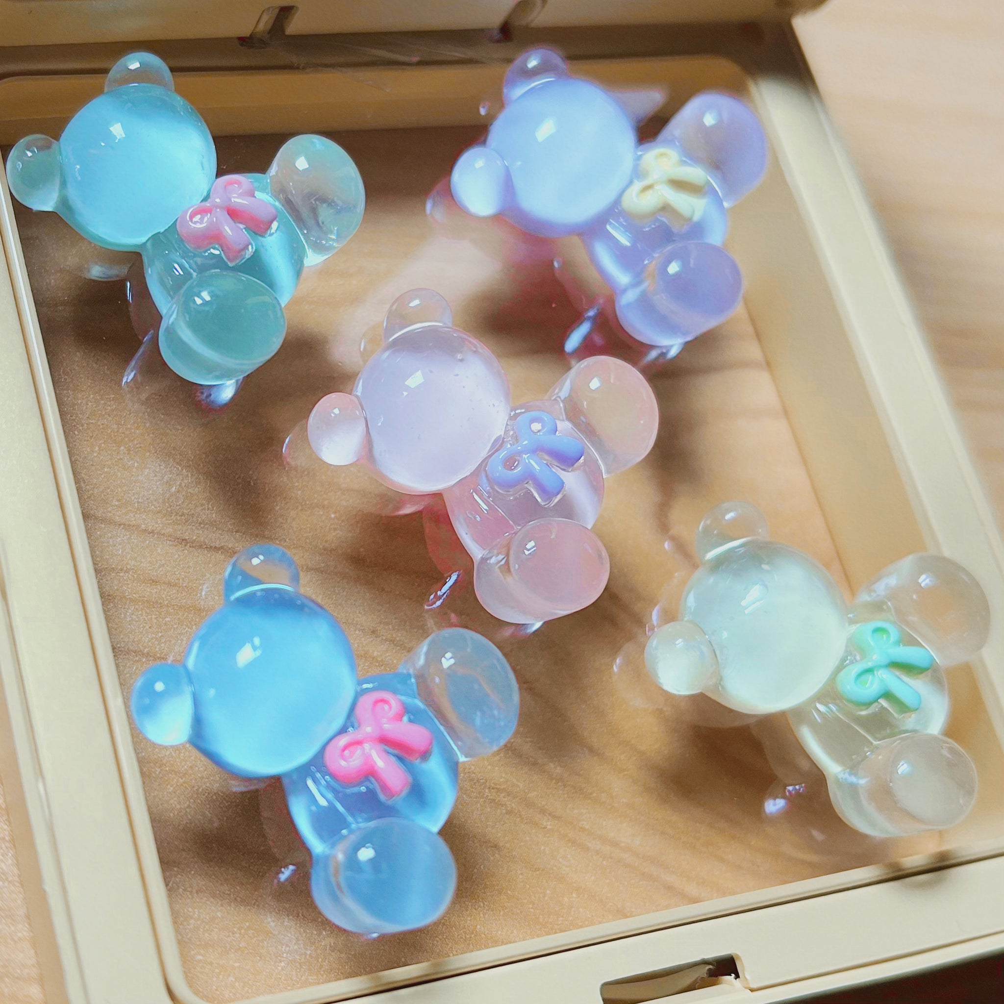 Buy Mini resin charms with freebies, the host will packing for you in live stream.